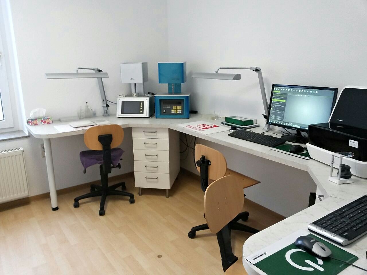 Arbeitsplätze im CAD/CAM- und Keramikraum