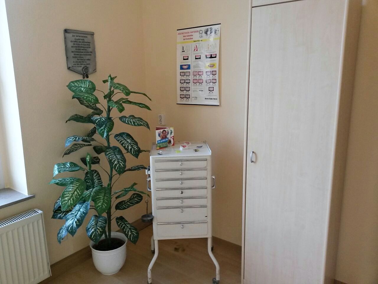 Beratungsraum mit Schrank und Pflanze